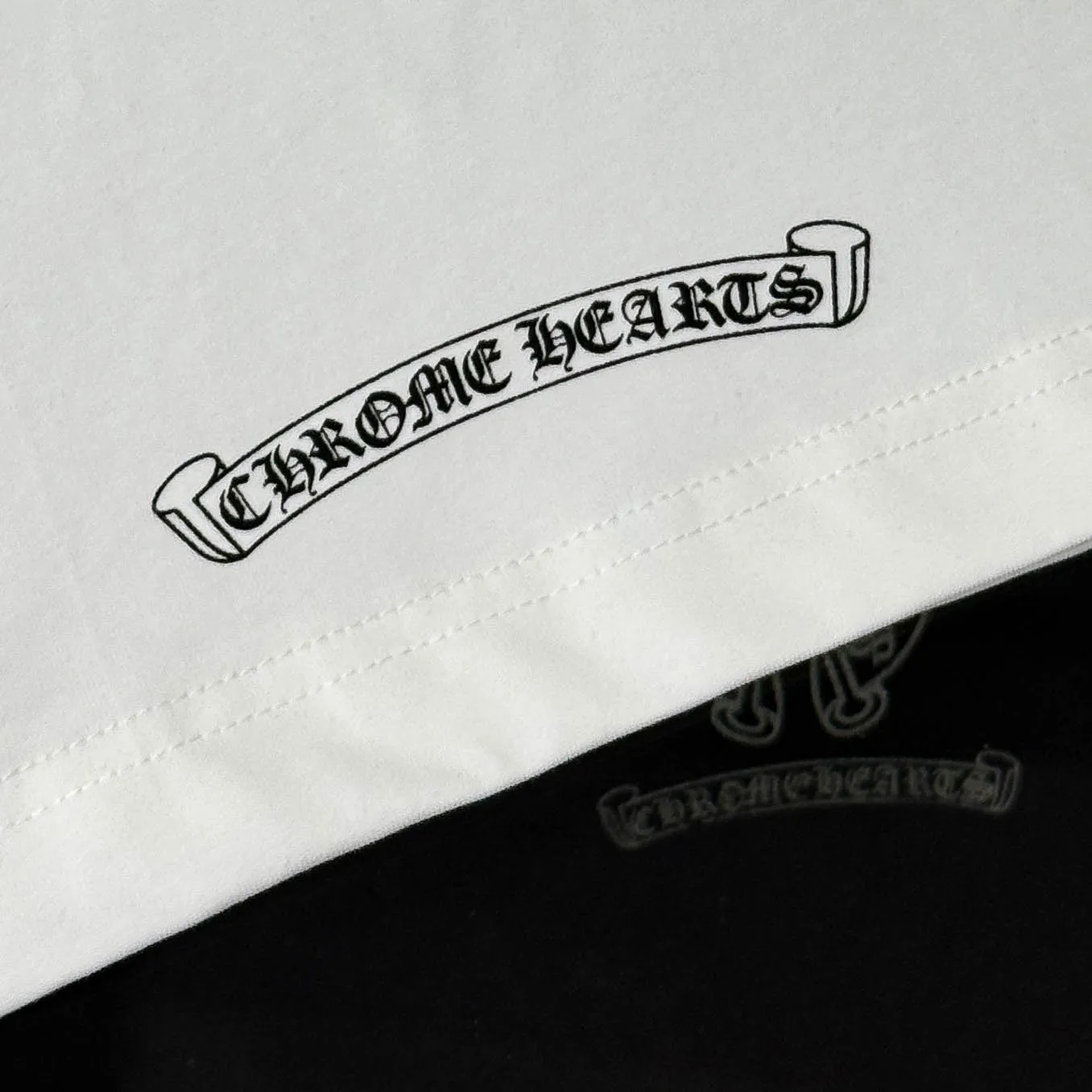 P180 Chrome Hearts Chrome Hearts 25 high-end versions. The fabric is made of 300 grams of high-density pure cotton. It does not deform or shrink. It has three labels. It is the same style for men and women. Technology: suede foaming + digital printing. Color: white, black. SIZE: S-XL.